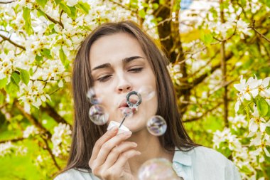  sabun köpüğü ile üfleme kadın 