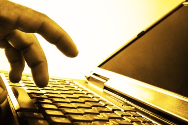 Adam iş yazarak üzerinde siyah klavye 