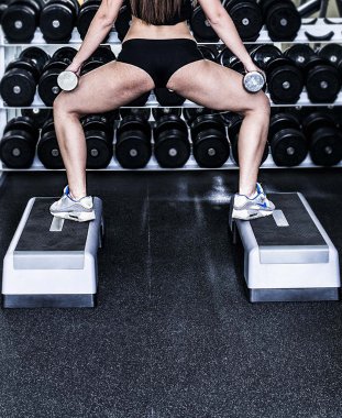 metal dumbbells kullanan kadın 