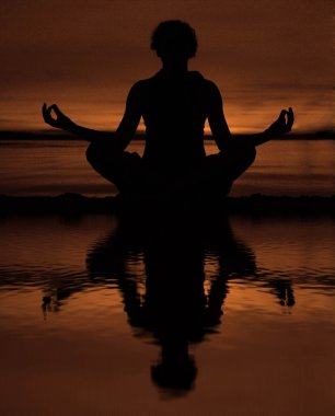  Yoga yapan bir kadın.