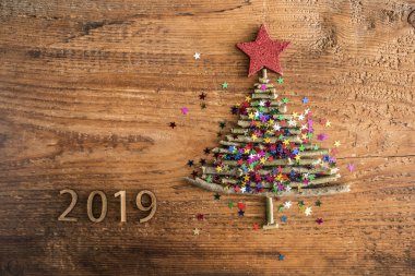 Renkli yıldızlı Noel ağacı 