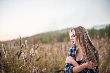 Çayır üzerinde poz kadın 