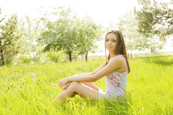 Femme assise sur l'herbe — Photo