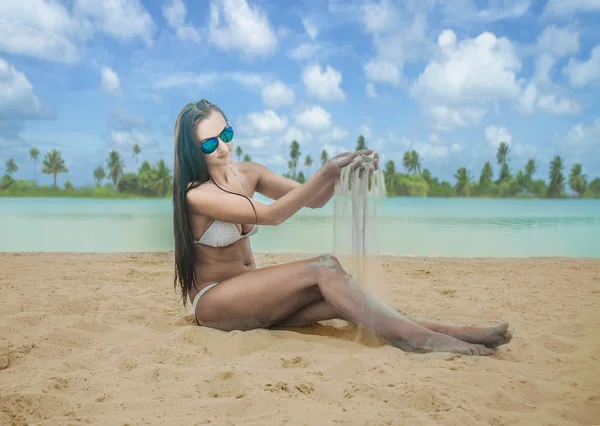 Pełna Długość Brunetka Azjatki Kobiety Bikini Plaży Piaszczystej Grając Piasku — Zdjęcie stockowe