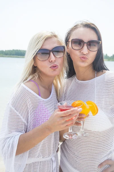 Két Lány Piknikezik Trópusi Parton Gyönyörű Nők Koktélokkal — Stock Fotó