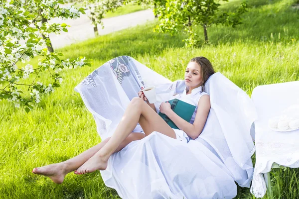 Chica con libro verde descansando en la cafetería — Foto de Stock