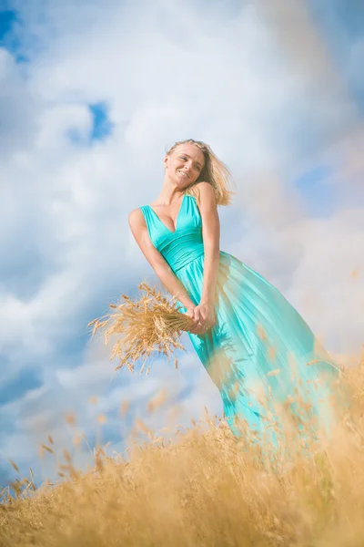 Retrato de romántica mujer delgada de pie en el campo de trigo con bri —  Fotos de Stock