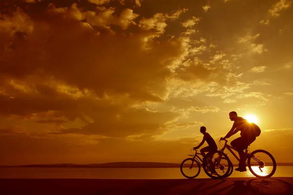 Amis sur les vélos au coucher du soleil — Photo