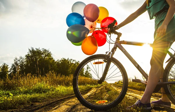 Chica sosteniendo globos —  Fotos de Stock