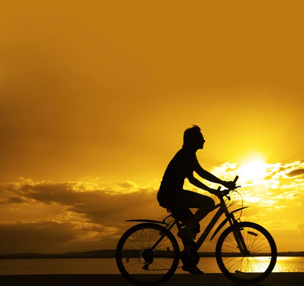 Silhouette eines sportlichen Mannes auf dem Fahrrad — Stockfoto