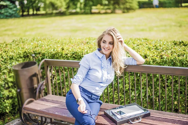 Zakenvrouw Zittend Bank Buiten Park — Stockfoto