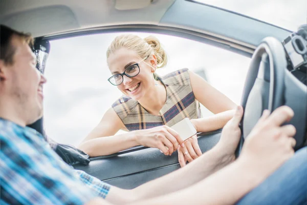 Motorista Pessoal Uma Mulher Negócios Bonita Entrando Táxi — Fotografia de Stock