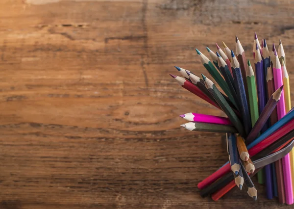 테이블에 여러 가지 빛깔된 연필. — 스톡 사진