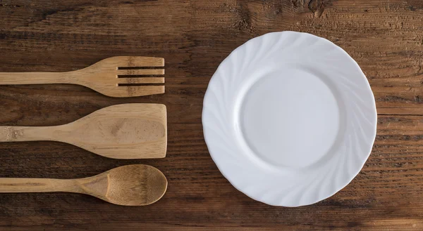 Plat vide, fourchette et cuillère en bois — Photo