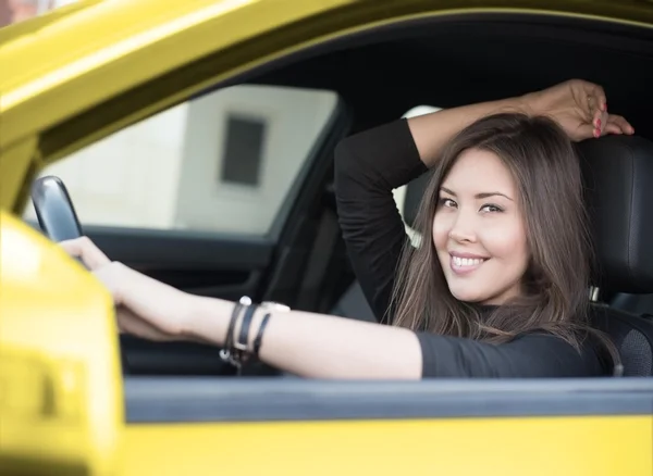 Femme à l'intérieur jaune taxy voiture — Photo