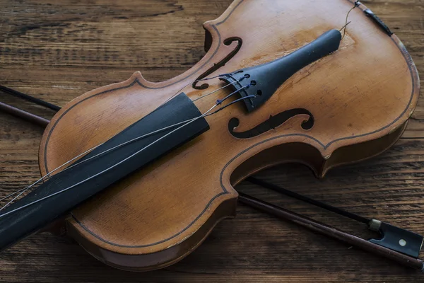 Violon et archet sur la table — Photo