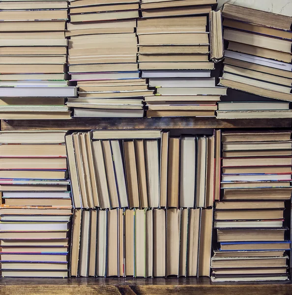 Pilas de libros en labrary — Foto de Stock