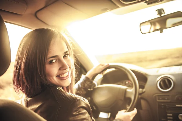 Jovem mulher no carro transformando — Fotografia de Stock