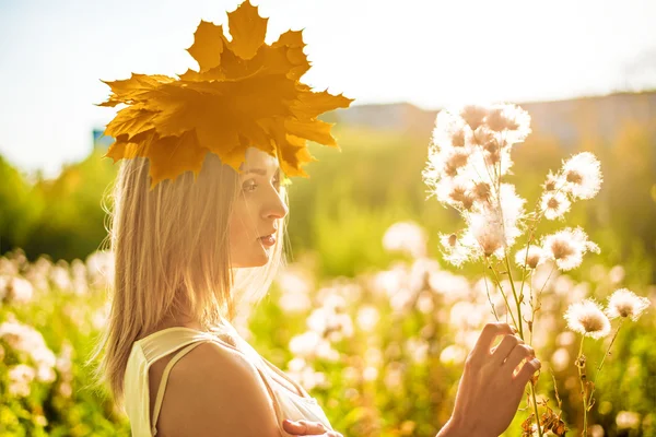 Fille avec couronne d'érable sur la tête — Photo