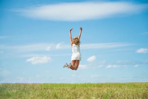 Blond femeie jumping — Fotografie, imagine de stoc