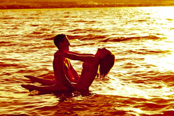 Deux Jeunes Amants Adultes Debout Dans Eau Coucher Soleil — Photo