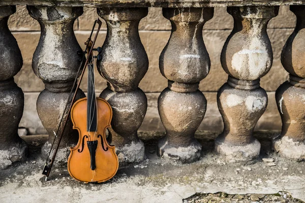 Скрипка по старому ретро-забору . — стоковое фото
