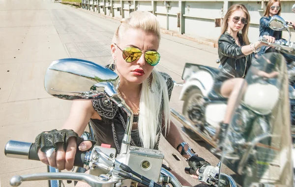 Tres Chicas Jóvenes Helicópteros Contra Fondo Del Puente Metal Rubia — Foto de Stock