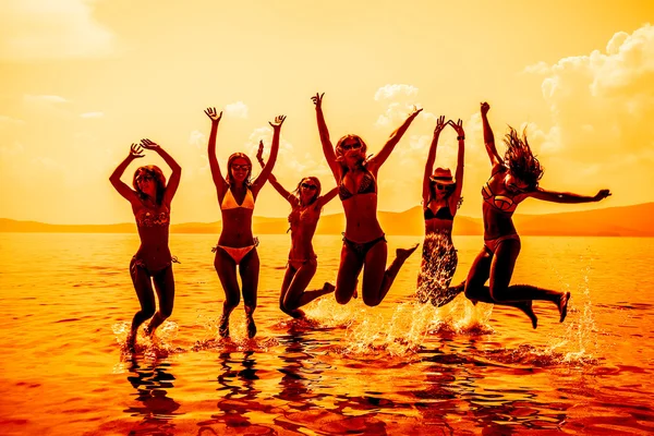 Vista Grupo Amigos Divirtiéndose Playa Tropical Verano Hora Verano —  Fotos de Stock