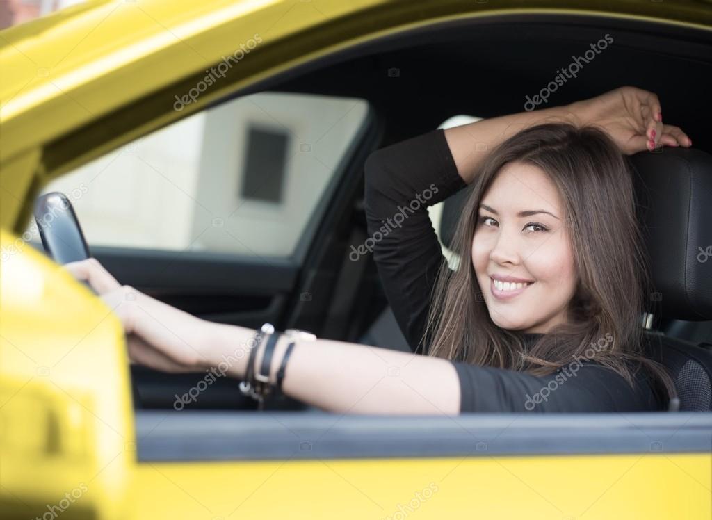 Девушка автомобилист. Красивая девушка в такси. Девушка водитель. Красивая девушка водитель. Девушка водитель такси.