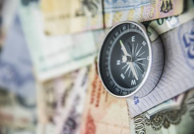 Pusula ve farklı ülkelerin banknot.