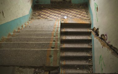  Tarihi bir binada merdiven