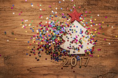 Çok renkli yıldız ile Noel ağacı