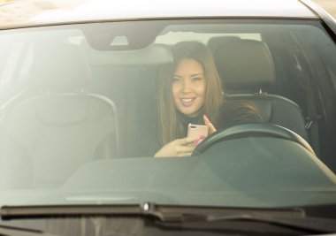 gülümseyen kadın sürücü koltuğunda oturan