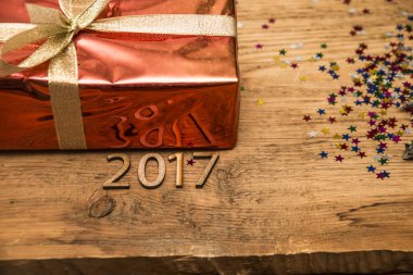 Kırmızı hediye kutusu ile altın şerit