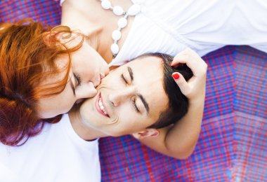 çift ekose açık havada öpüşme. Çift kapalı gözler ile portresi kapatın. 