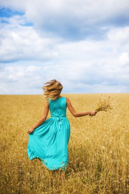 İnce seksi sarışın Bayan yürüyüş 