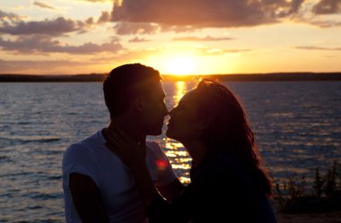 Çift birbirlerine burunlarını ile dokunmak 