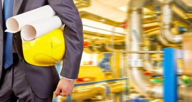 holding kağıt planları ve kask mühendisi 