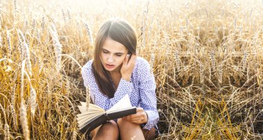 Kadın kitap okuyor.