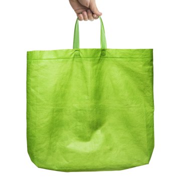 Yeşil kumaş omuz çantası tutan adam  