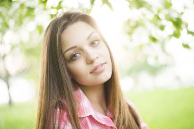 Uzun kahverengi saçlı w ile güzel seksi kız portresi kapatın