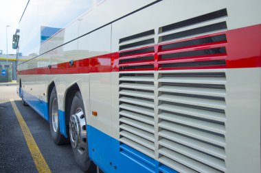 parkin üzerinde duran otobüs