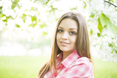 Uzun kahverengi saçlı w ile güzel seksi kız portresi kapatın