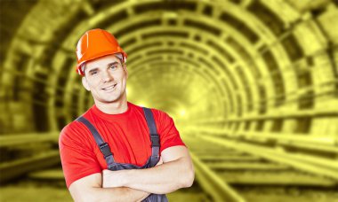 Portre yakışıklı benim işçi güvenliği bir yeraltı arka planı için turuncu kask ile mühendis 