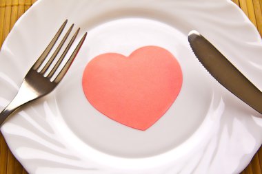 Bir plaka üzerinde kırmızı kalp