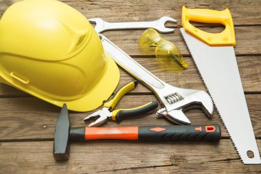 kask, koruyucu gözlük, pense