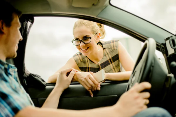 Osobisty Kierowca Kobieta Biznesu Ładny Dostania Się Taksówki — Zdjęcie stockowe