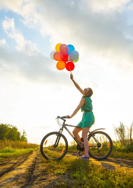 Fiatal Lány Szexi Ruha Lovaglás Kerékpár Repülő Léggömbök — Stock Fotó