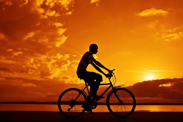 Silhouette eines sportlichen Mannes auf dem Fahrrad — Stockfoto