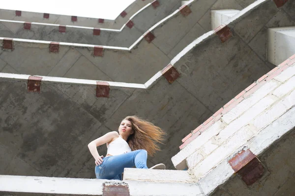 Porträt Der Schönen Jungen Erwachsenen Schlanken Mädchen Posiert Auf Betonwand — Stockfoto